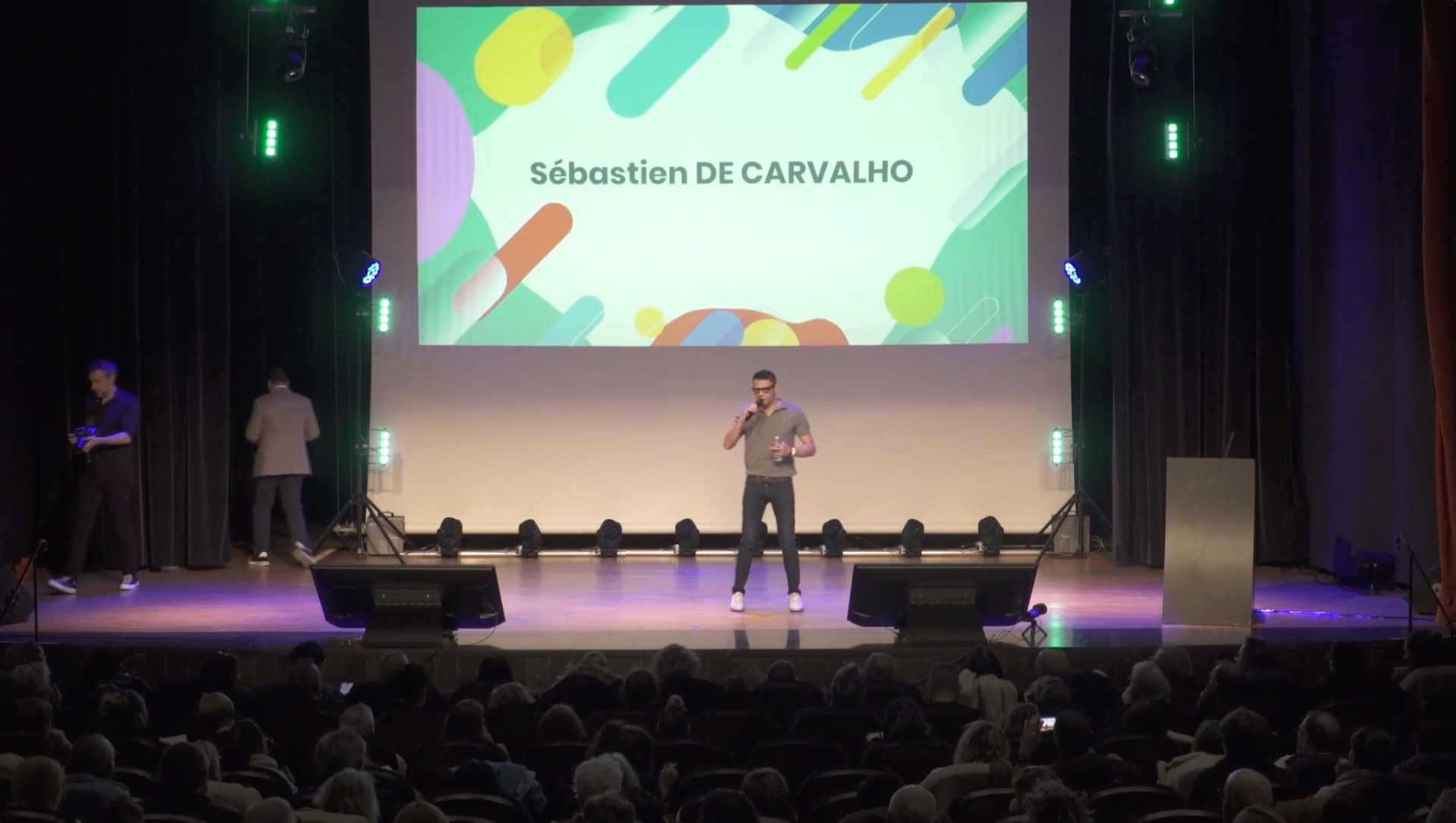 Sébastien De Carvalho — conférence MLM Sébastien De Carvalho, expert MLM, en conférence sur scène devant son audience
